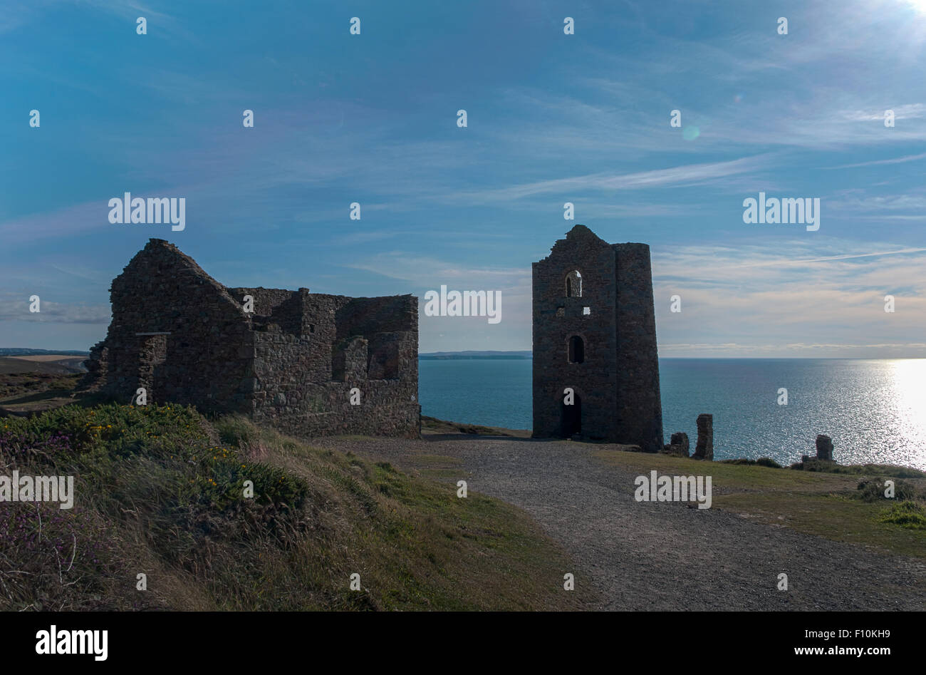 Wheal Coates Zinnmine auf der Halbinsel St. Agnes in Cornwall mit Blick über das Meer in Richtung St Ives. Stockfoto