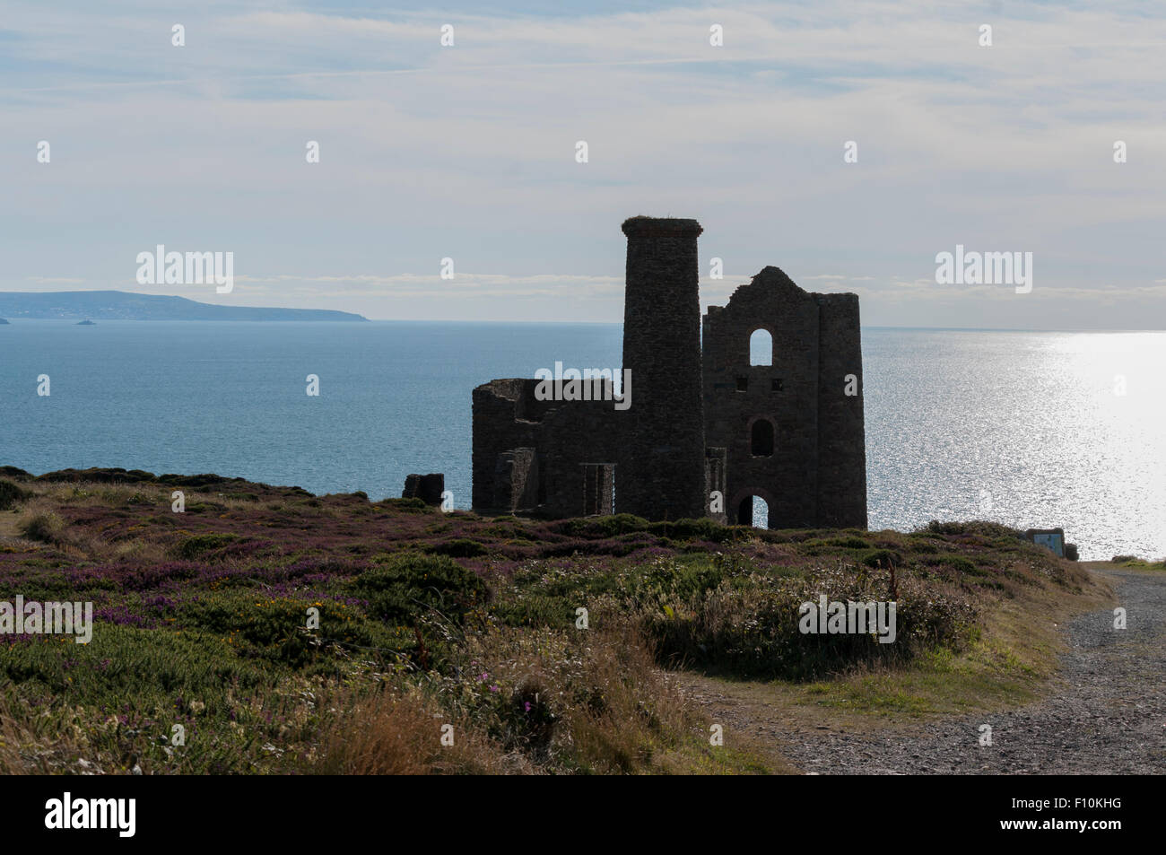 Wheal Coates Zinnmine auf der Halbinsel St. Agnes in Cornwall mit Blick über das Meer in Richtung St Ives. Stockfoto