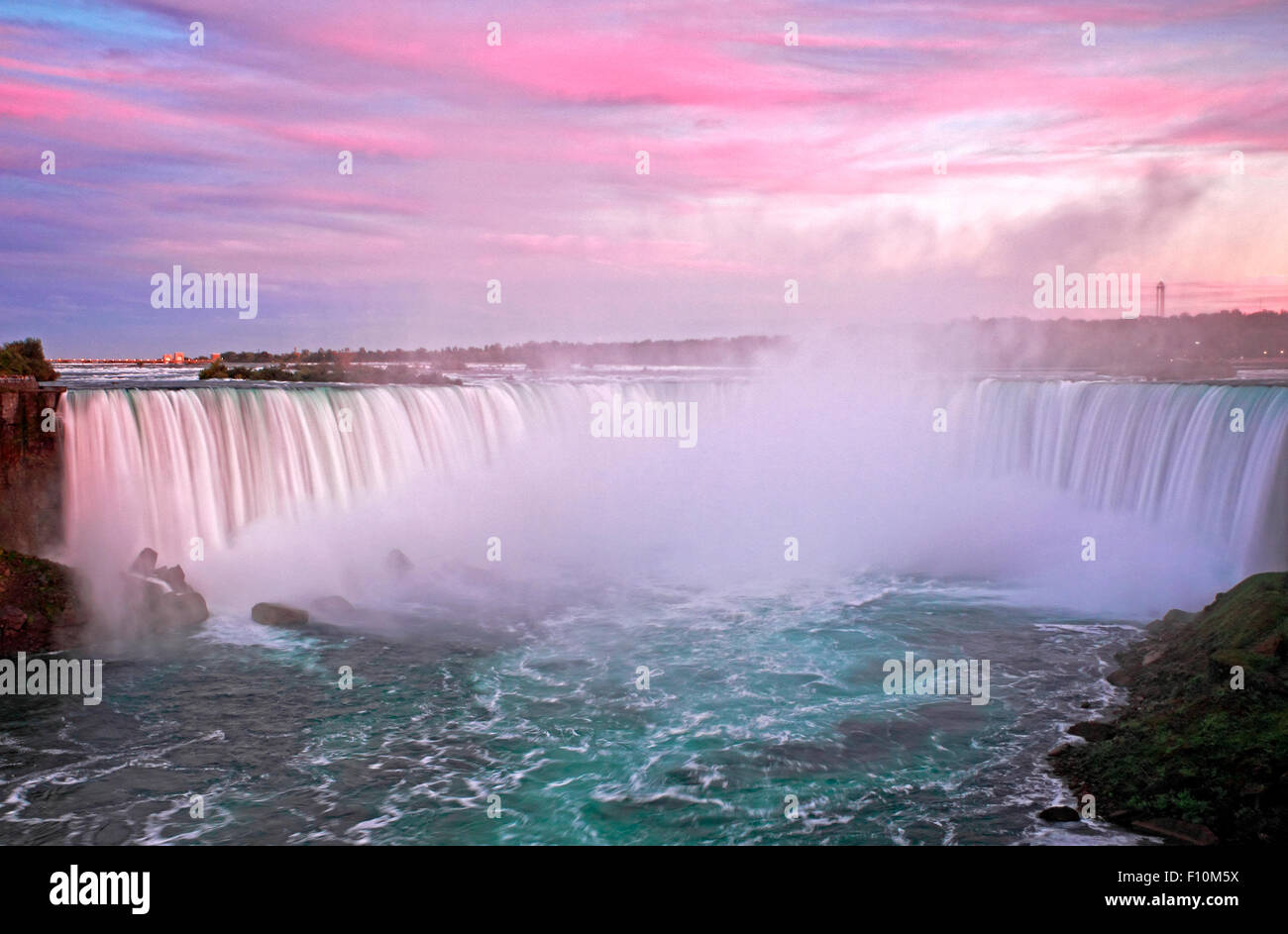 Sonnenuntergang Wolken über Grand Horseshoe Falls von Niagara Falls in der Abenddämmerung Stockfoto