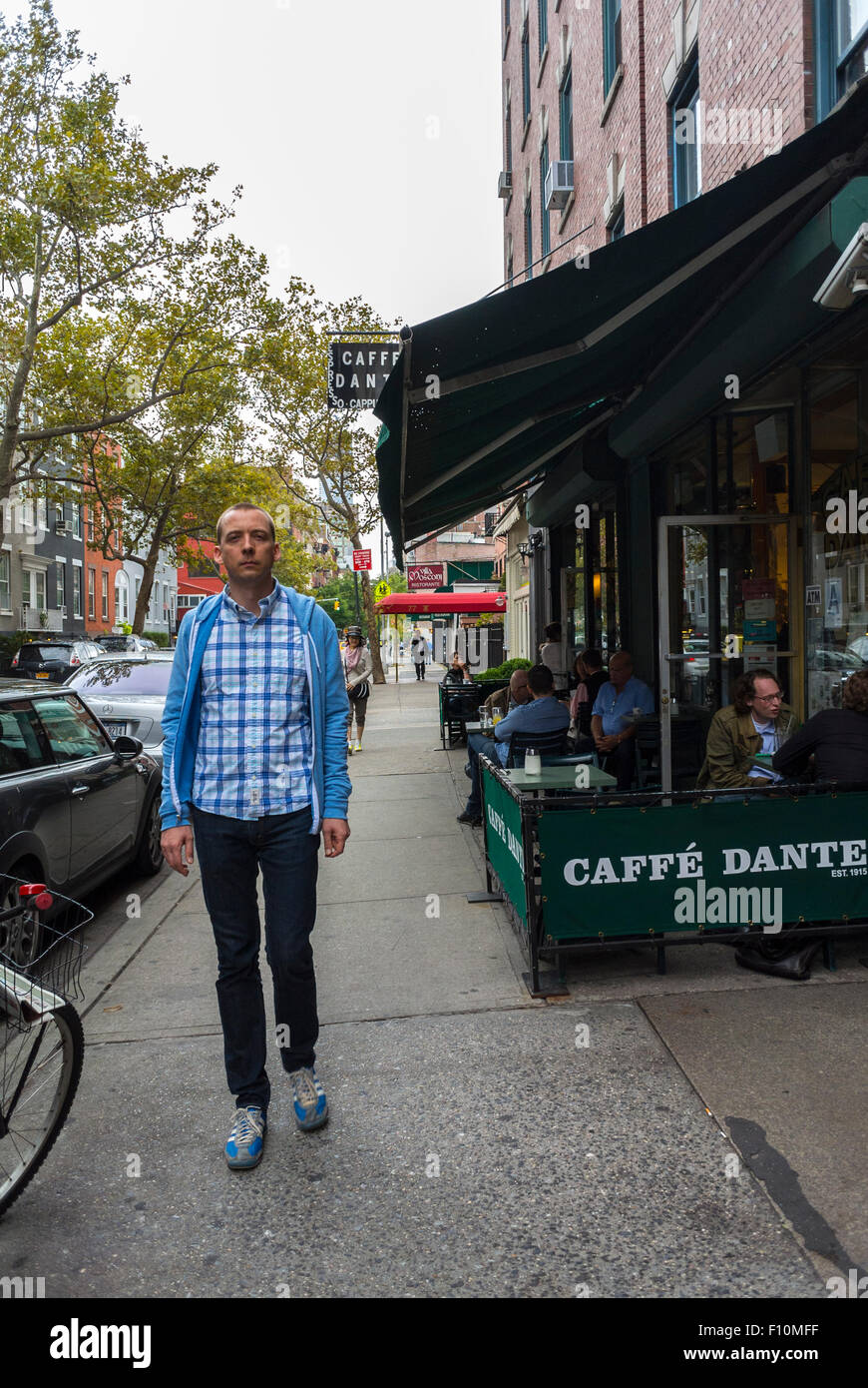 New York City, USA, Mann spazieren auf der Bleecker Street, Straßenszenen, Greenwich Village, Sommertourismusbesuche Stockfoto