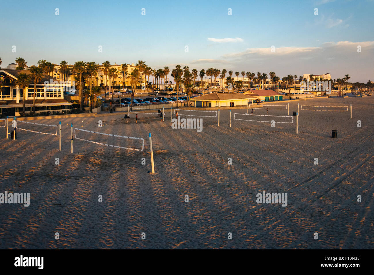 Blick auf den Strand bei Sonnenuntergang, in Huntington Beach, Kalifornien. Stockfoto