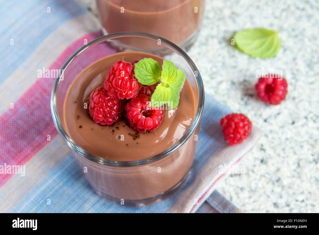Schokoladenmousse mit Himbeeren und Minze in Teil-Gläser Stockfoto