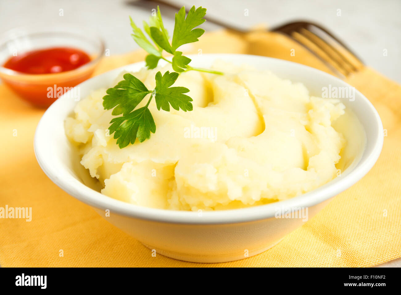 Kartoffelpüree mit Petersilie in Schüssel weiß Stockfoto