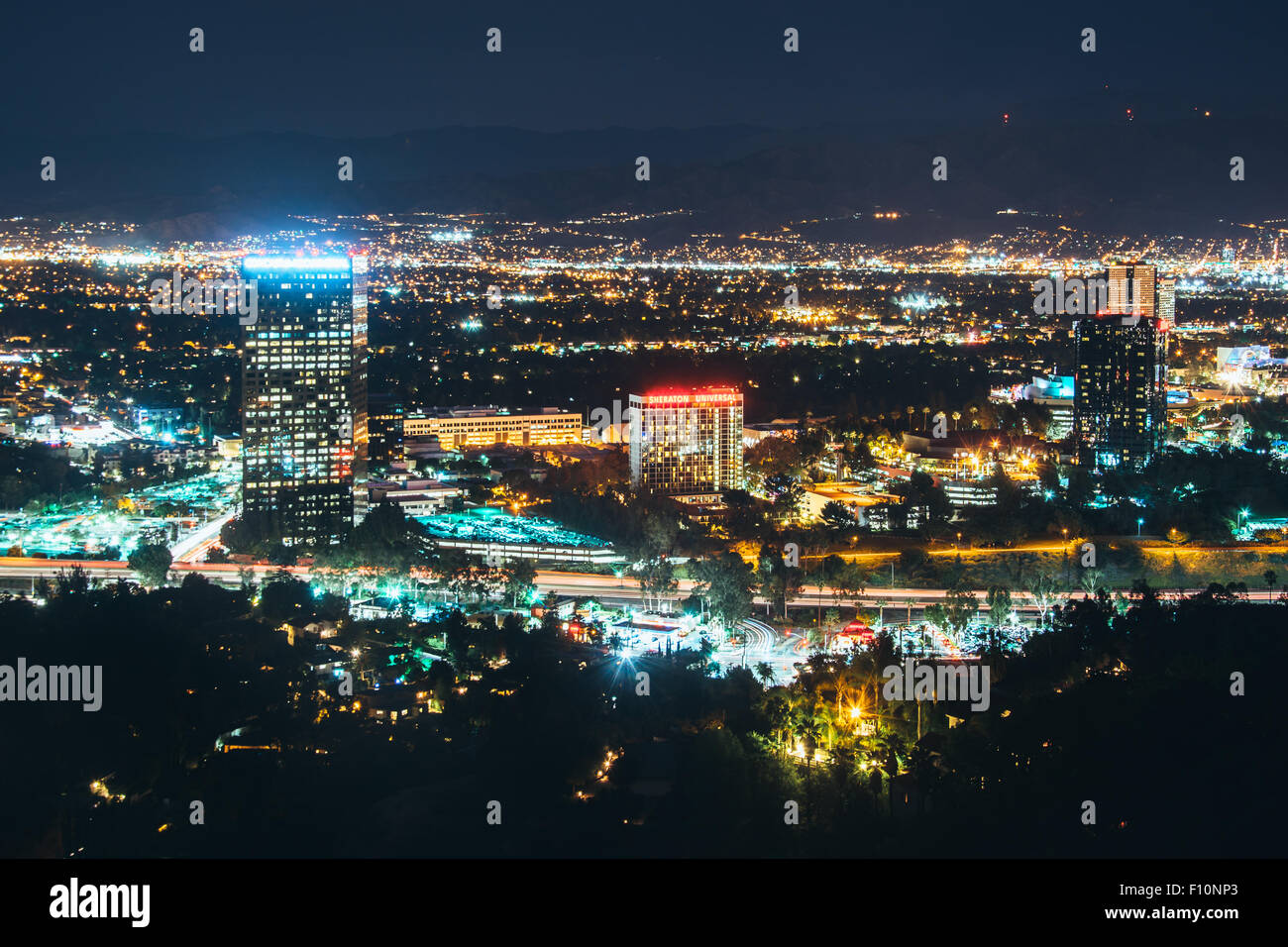 Ansicht von Universal City von Universal City Aussichtspunkt am Mulholland Drive, in Los Angeles, Kalifornien. Stockfoto