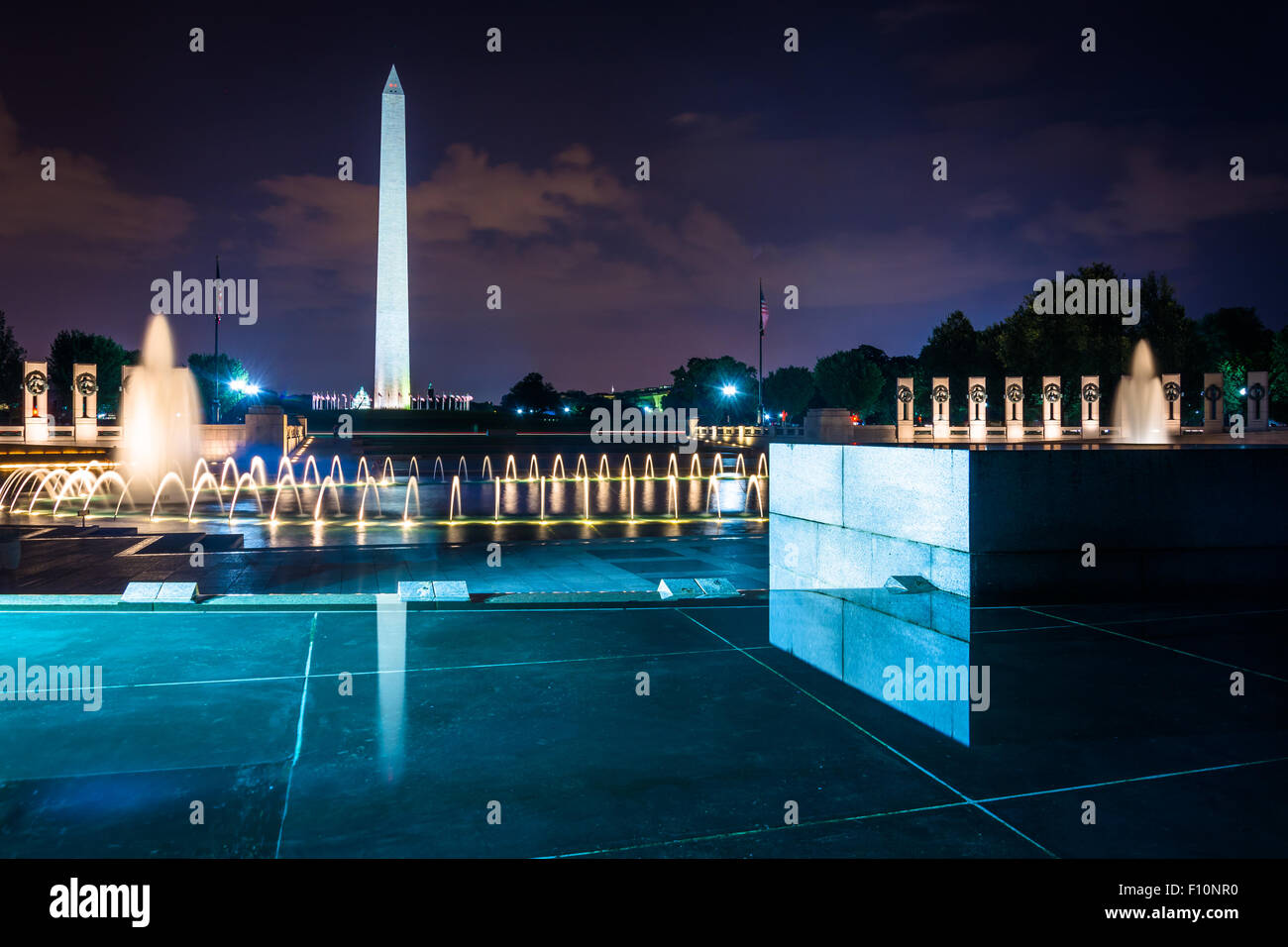 Die National World War II Memorial und das Washington Monument in der Nacht, in Washington, DC. Stockfoto