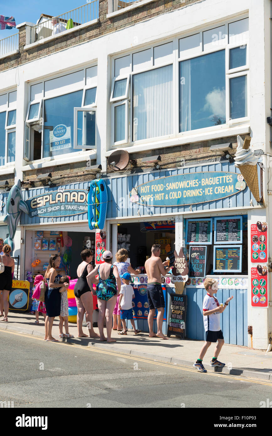 Kunden, die Schlange für Essen zu einem emporter auf der Esplanade in Sandown Isle Of Wight UK an einem sonnigen Sommertag Stockfoto