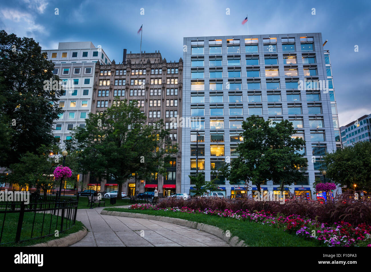 Garten und Gebäude in der Dämmerung, in Washington, DC am Farragut Square gesehen. Stockfoto