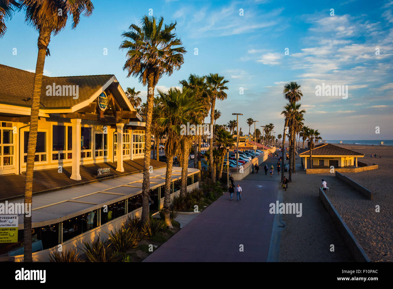 Abend auf der Promenade in Huntington Beach, Kalifornien. Stockfoto