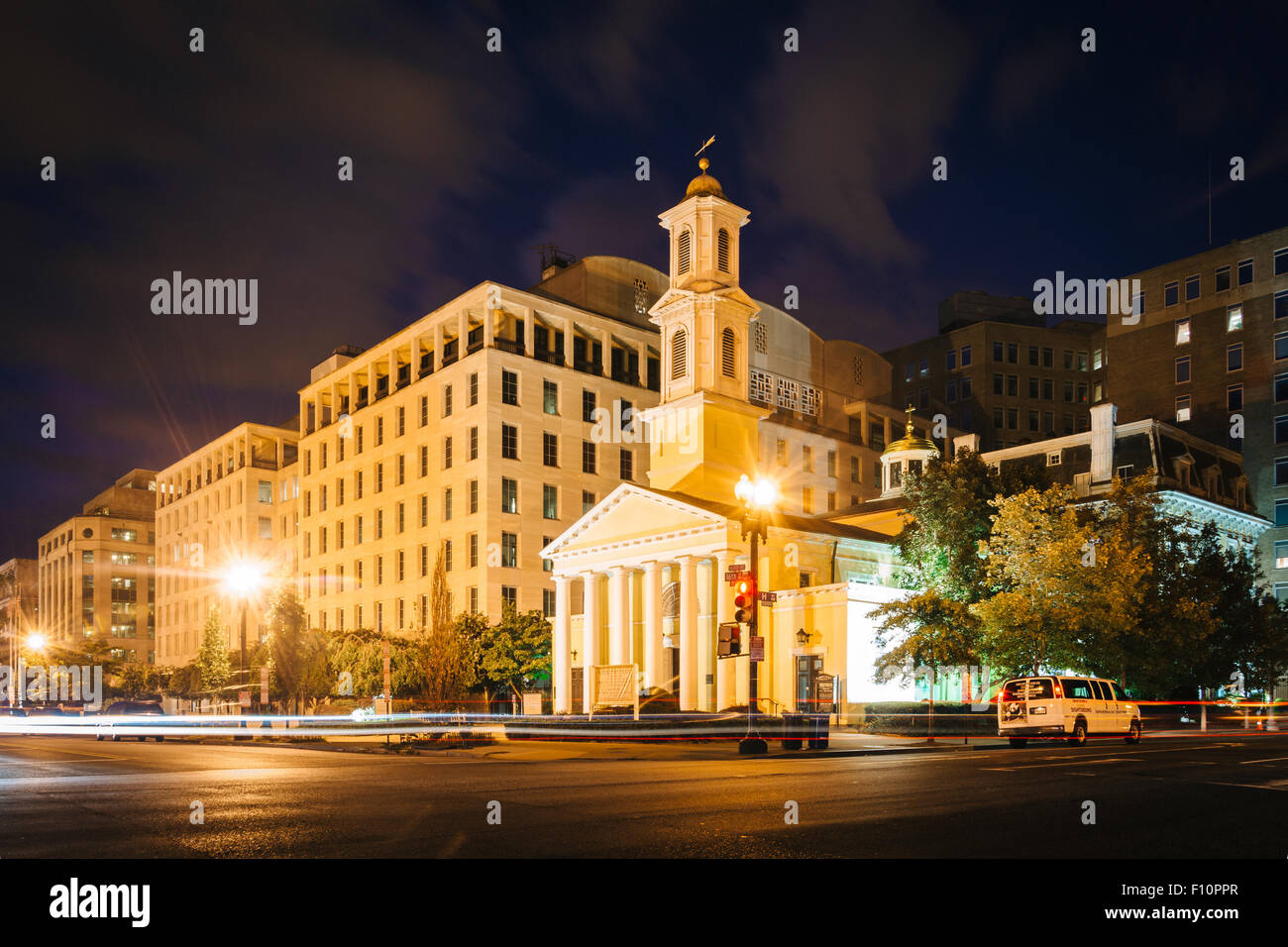 Gebäude H Street und 16th Street in der Nacht, in Washington, DC. Stockfoto