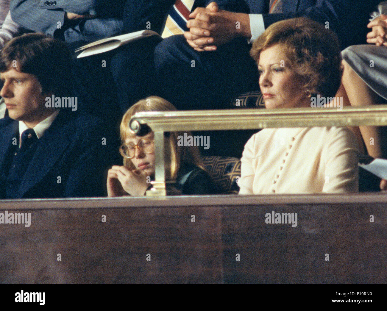 Erste Dame Rosalyn Carter schaut zu, wie US-Präsident Jimmy Carter seine Rede zur Lage der Union zu einer gemeinsamen Sitzung des US-Kongresses in uns Haus Kammer in dem US Capitol am 20. Januar 1978 liefert. Auf der linken Seite sitzt Tochter Amy Carter. Bildnachweis: Arnie Sachs/CNP - kein Draht-Dienst- Stockfoto