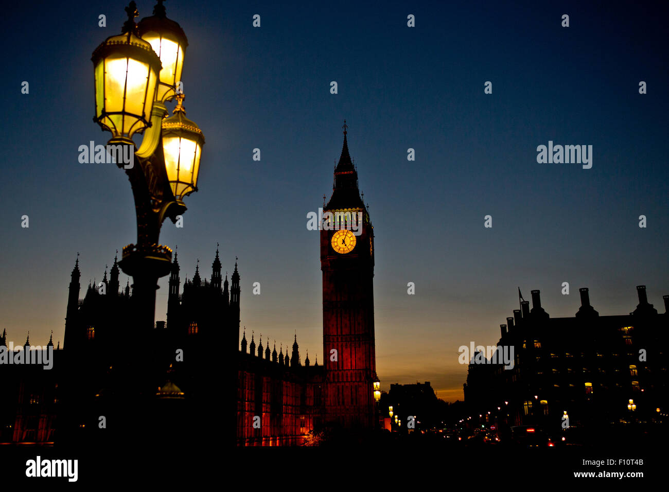 Abend Zeit Big Ben Parlament London nach dunklen leuchtende Lampen gelb blauen Himmel leichte Dämmerung Dächer-Touristenattraktion Brücke Stockfoto