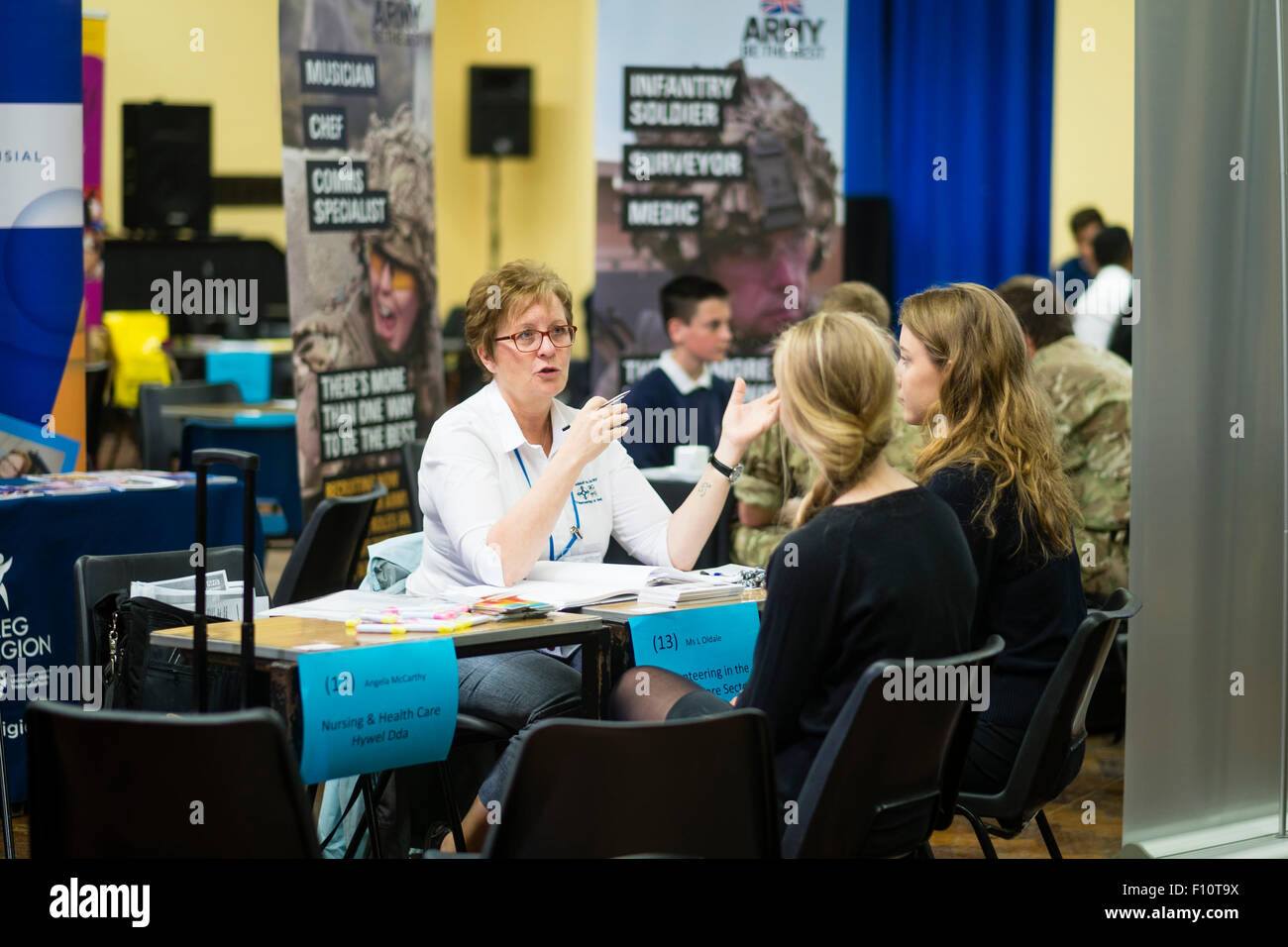 Studenten Schüler Penglais School erhalten Beratung bei der Auswahl von Jobs und Möglichkeiten einer Weiterbildung auf einer Karriere Messe Convention, Aberystwyth Wales UK Stockfoto