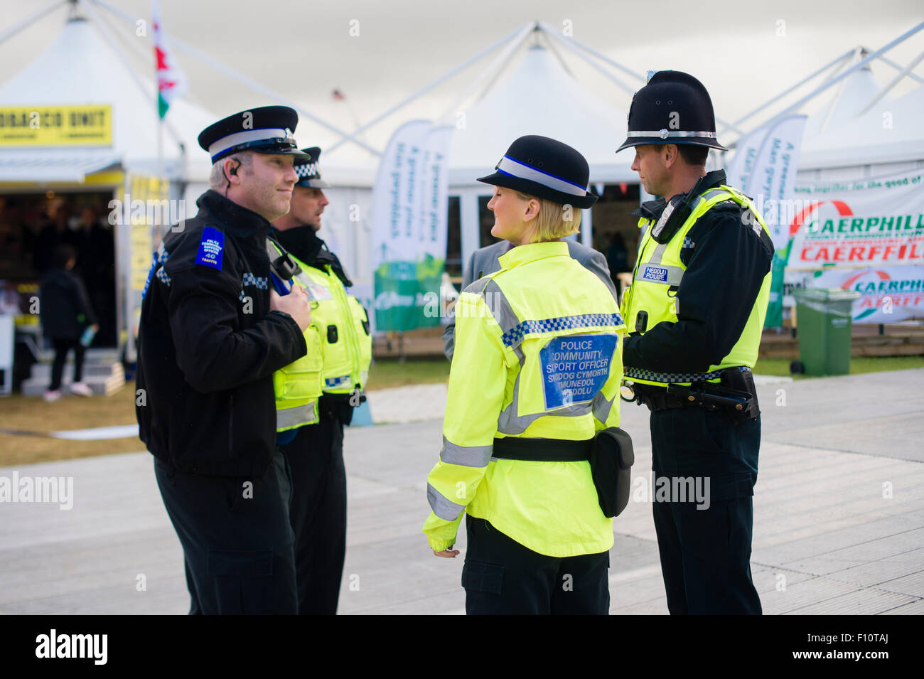 Vier Polizisten South Wales und CSO (Community Support Officers), Wales UK Stockfoto