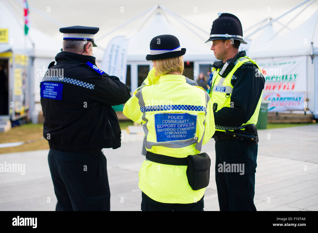 Drei Polizisten South Wales und CSO (Community Support Officers), Wales UK Stockfoto