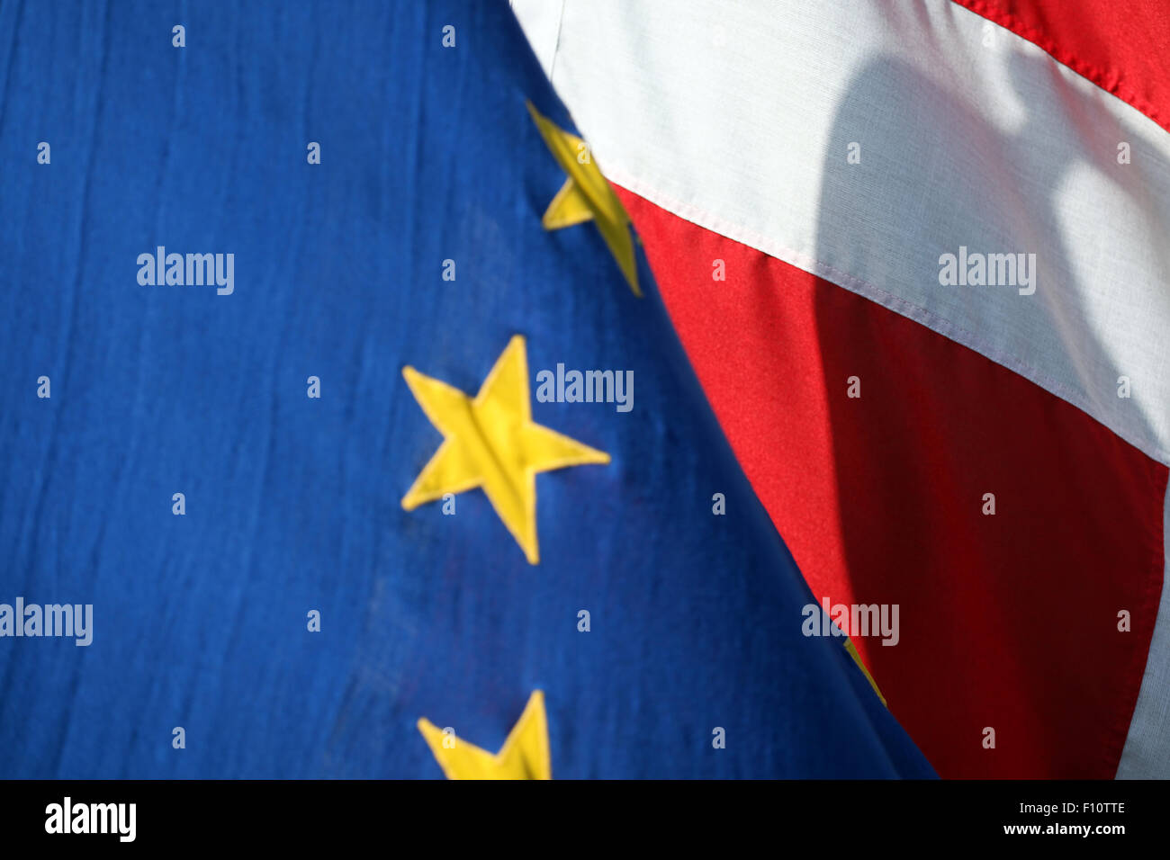 EU-Flagge und Dannebrog. Die dänische Flagge. Stockfoto