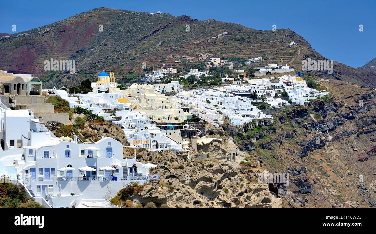 Eine Ansicht der weiß getünchten Unterkunft im Dorf Oia Santorini Griechenland Stockfoto
