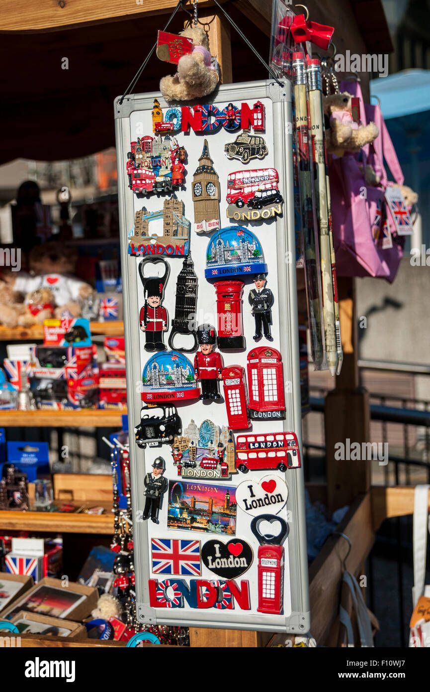 London, UK. 22. August 2015.  Kühlschrank-Magnete und andere Souvenirs von London zum Verkauf an Touristen. Stockfoto