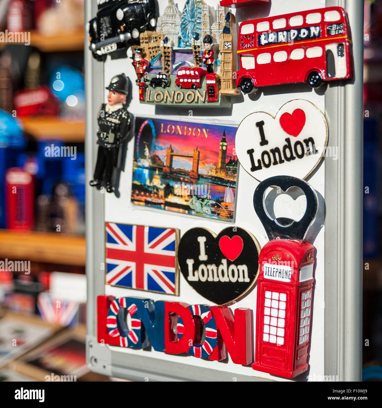 London, UK. 22. August 2015.  Kühlschrank-Magnete und andere Souvenirs von London zum Verkauf an Touristen. Stockfoto