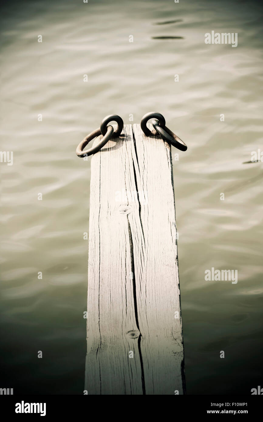 Eisen-Schleifen auf einen Träger aus Holz, Boote zu binden Stockfoto