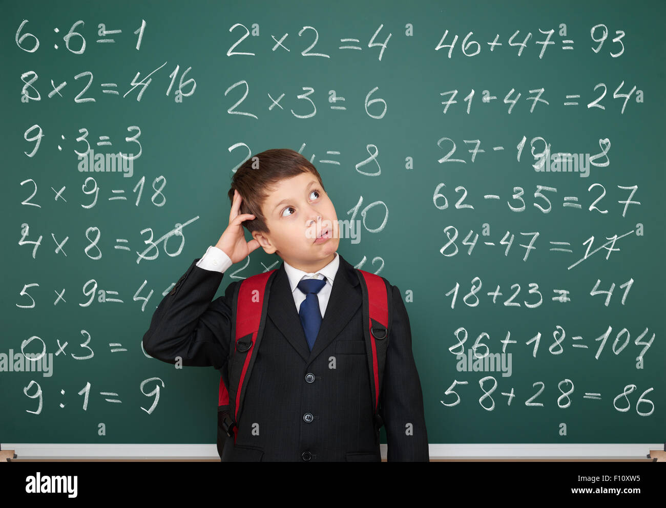 junge Übung Mathematik auf Schule-Brett Stockfoto