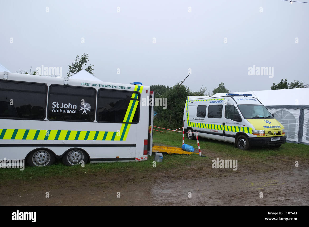 Krankenwagen auf dem Musikfestival im Regen in Somerset, August 2015 Stockfoto
