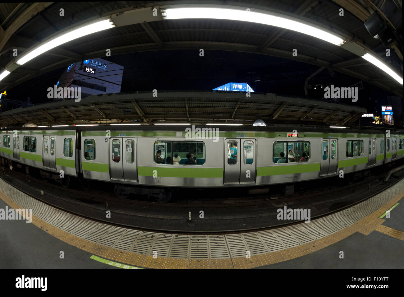 Der Nachtzug auf JR-Linie Tokio, Japan. Stockfoto