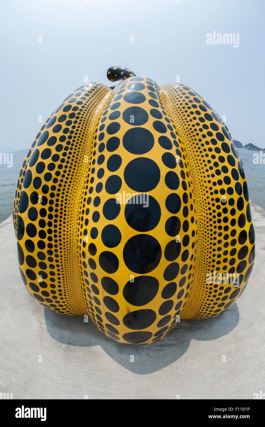 Kürbis japanische Künstlerin Yayoi Kusama auf der Insel Naoshima, Japan. Stockfoto