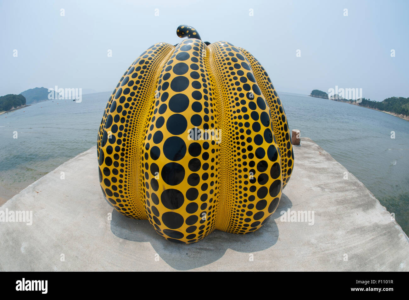 Kürbis japanische Künstlerin Yayoi Kusama auf der Insel Naoshima, Japan. Stockfoto
