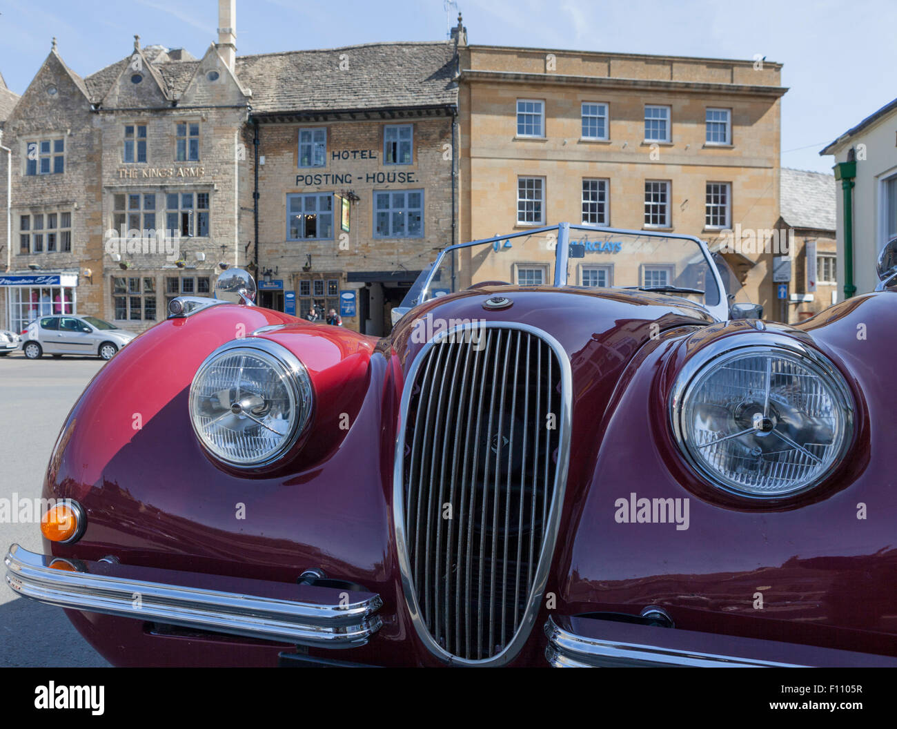 Rote Vintage Jaguar Cabrio geparkt in Main Square Stow-on-the-Wold in den Cotswolds in England Stockfoto