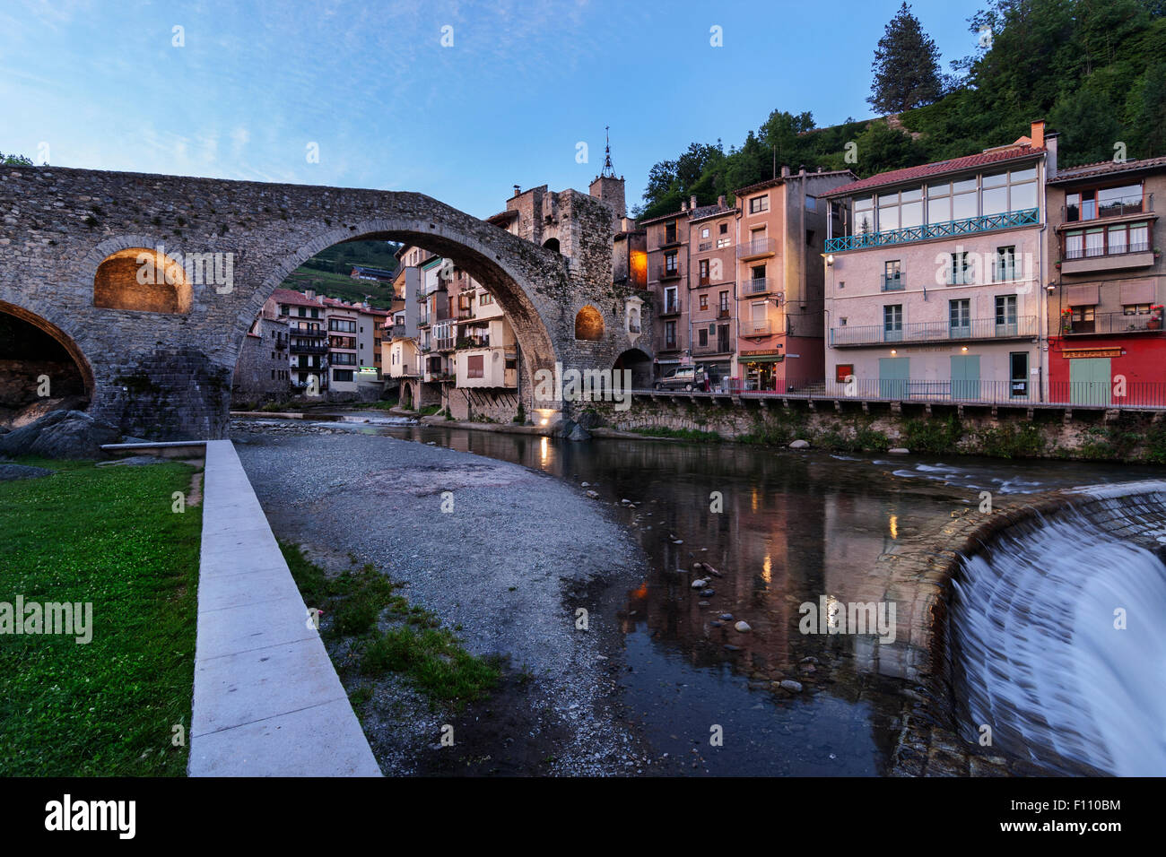 Nou Brücke, Camprodon. Ter Fluss. XII Jahrhundert. Stockfoto