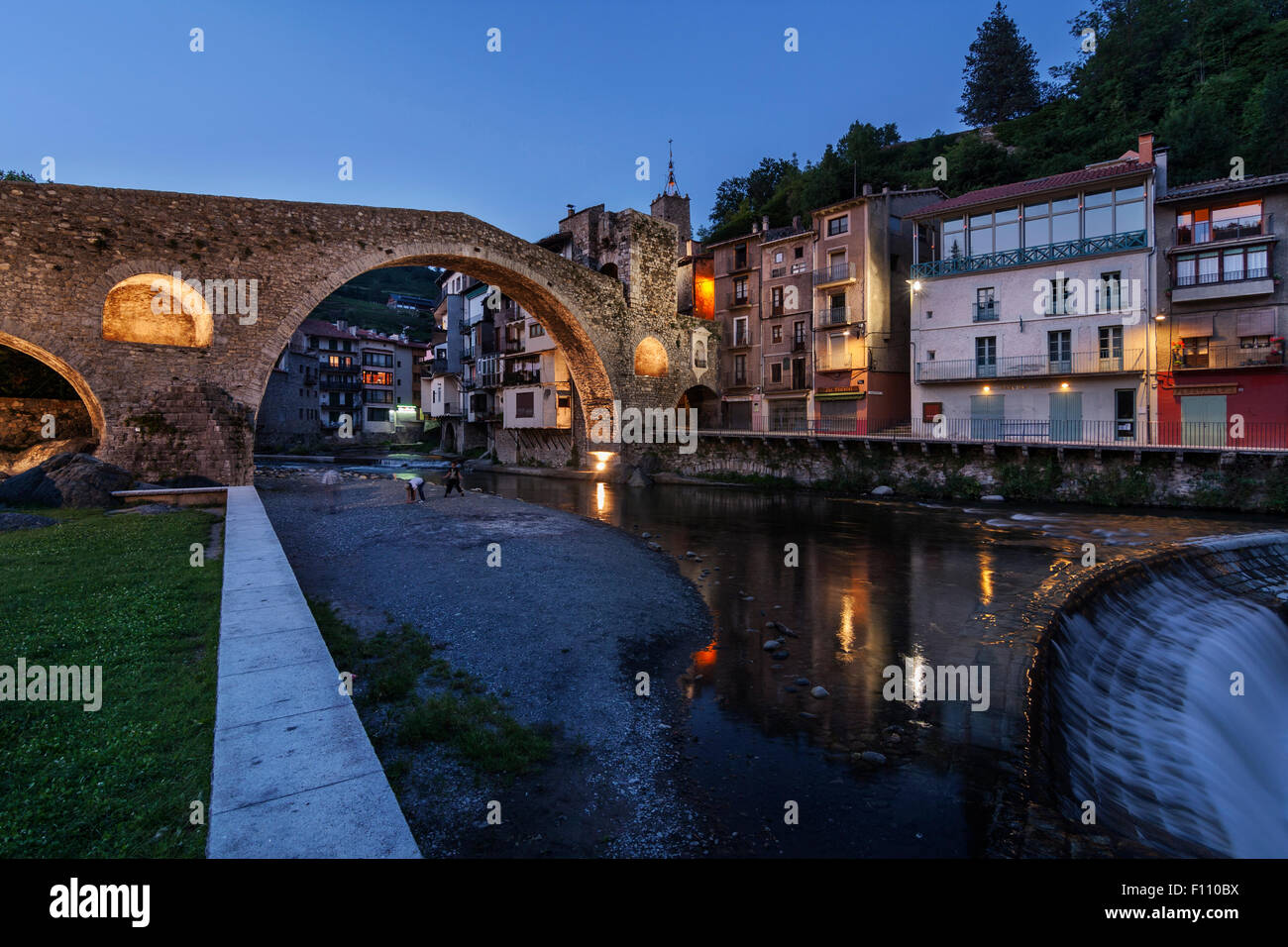 Nou Brücke, Camprodon. Ter Fluss. XII Jahrhundert. Stockfoto
