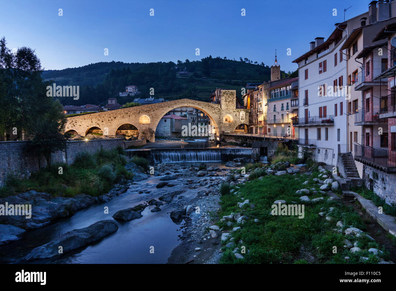 Nou Brücke, Camprodon. Ter Fluss. XII Jahrhundert. Stockfoto