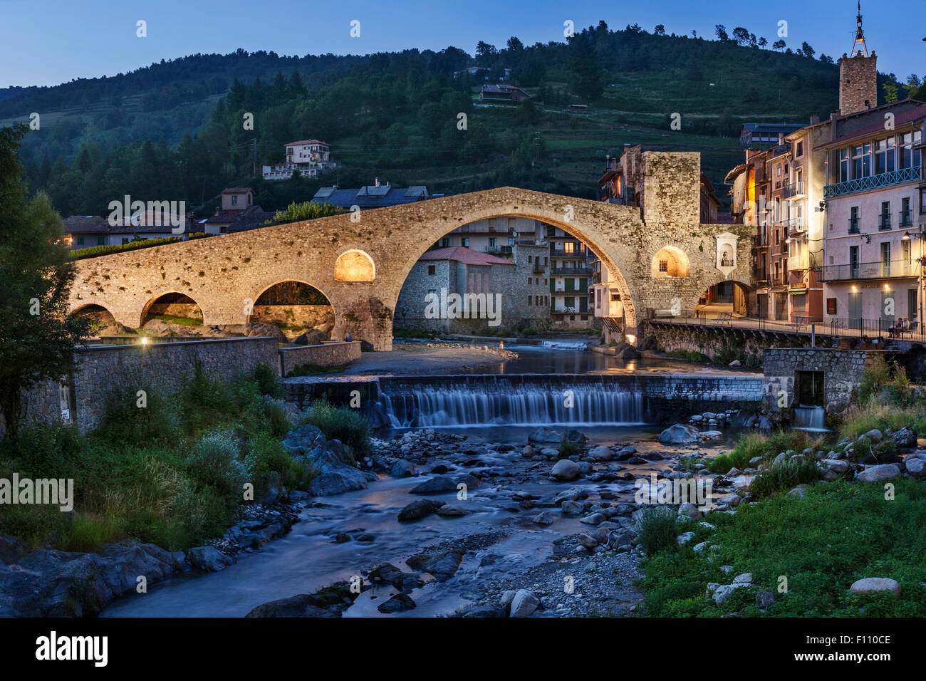 Nou Brücke, Camprodon. Ter Fluss. XII Jahrhundert. Stockfoto
