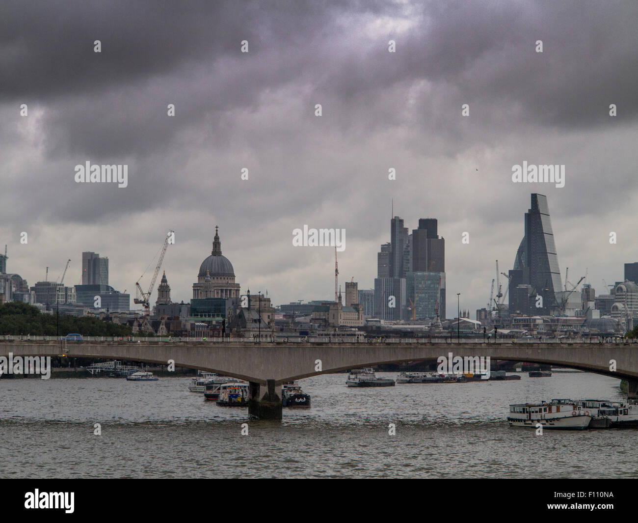 Hoch an einem grauen Tag genommen am Schwarzen Montag 2015, wenn die Börse fielen, Bankenviertel City of London zu finanzieren Stockfoto