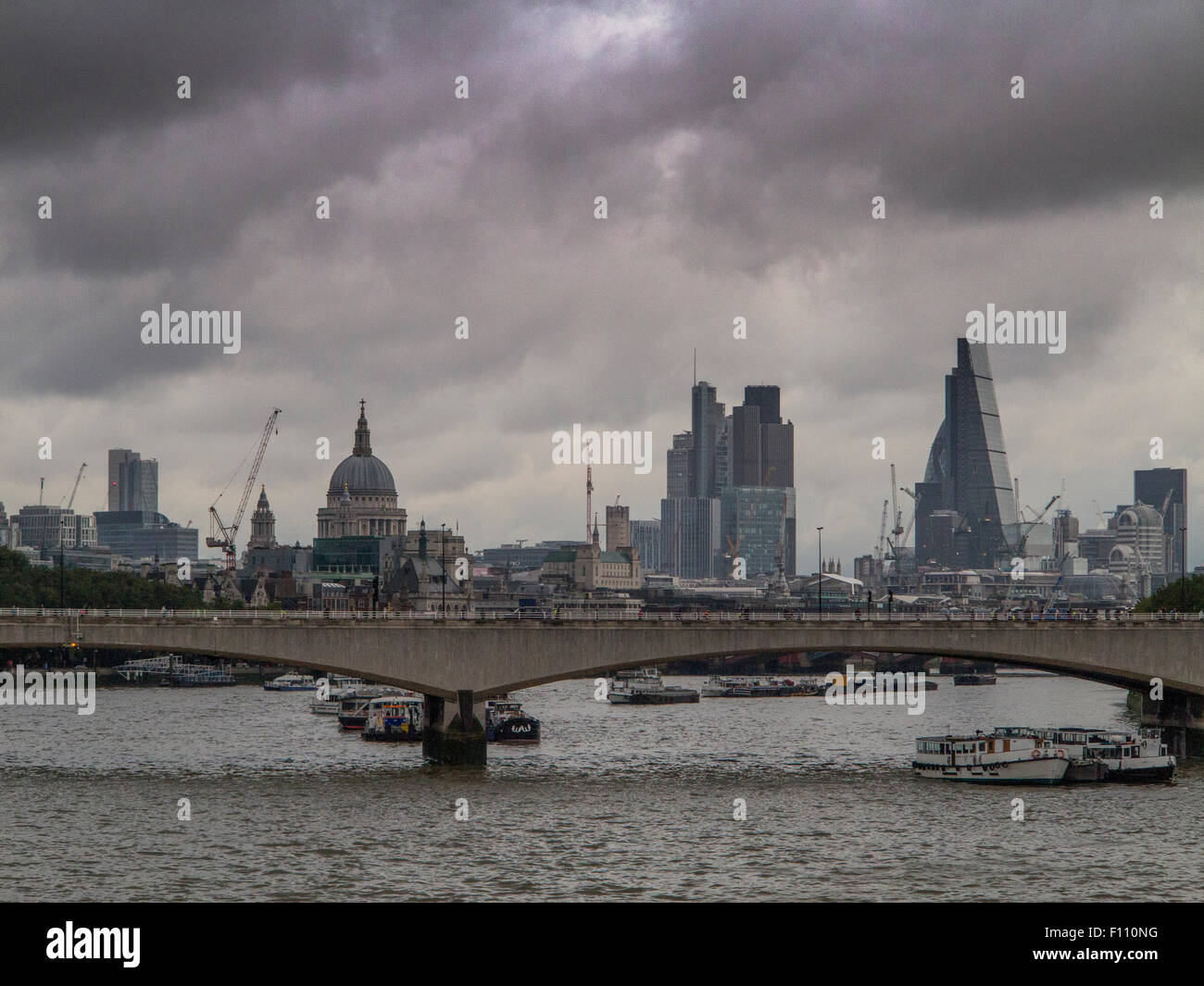 Hoch an einem grauen Tag genommen am Schwarzen Montag 2015, wenn die Börse fielen, Bankenviertel City of London zu finanzieren Stockfoto