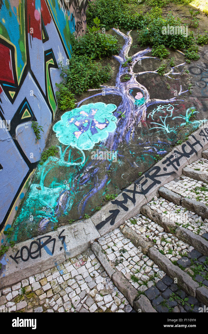 Baum Pflanzen Graffiti, street-Art in Lissabon, Portugal Stockfotografie -  Alamy