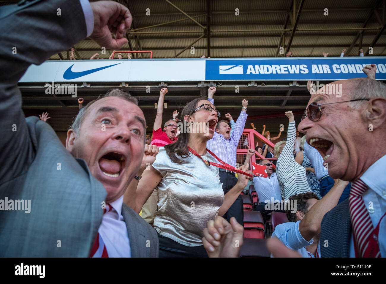 Katrien Meire Charlton Athletic Football Club CEO mit Keith Peacock und Richard Murray im Tal-Stadion, London Stockfoto