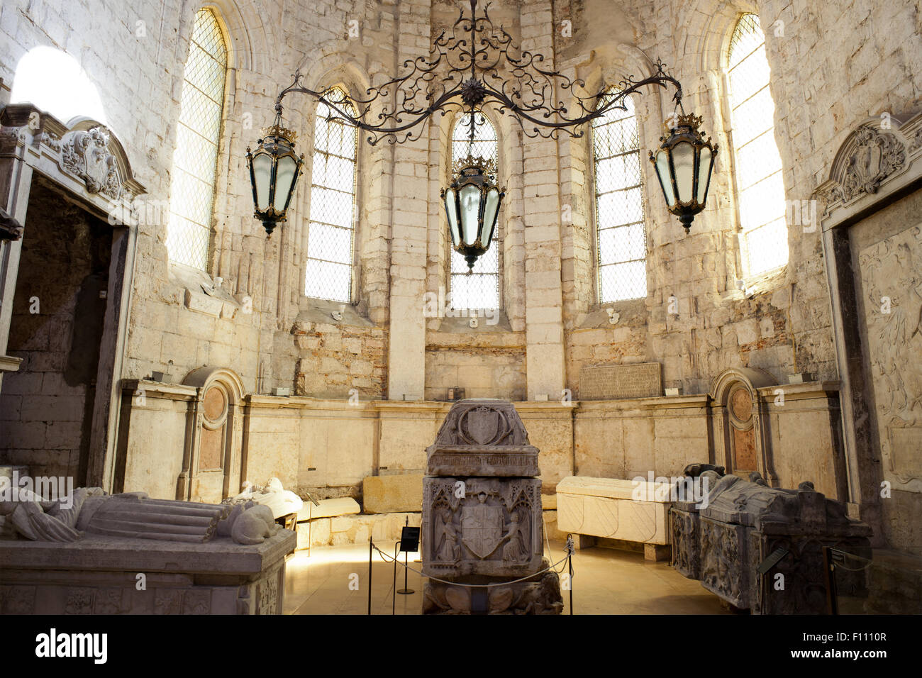 Gräber im archäologischen Museum in Carmo Kloster, Lissabon, Portugal Stockfoto