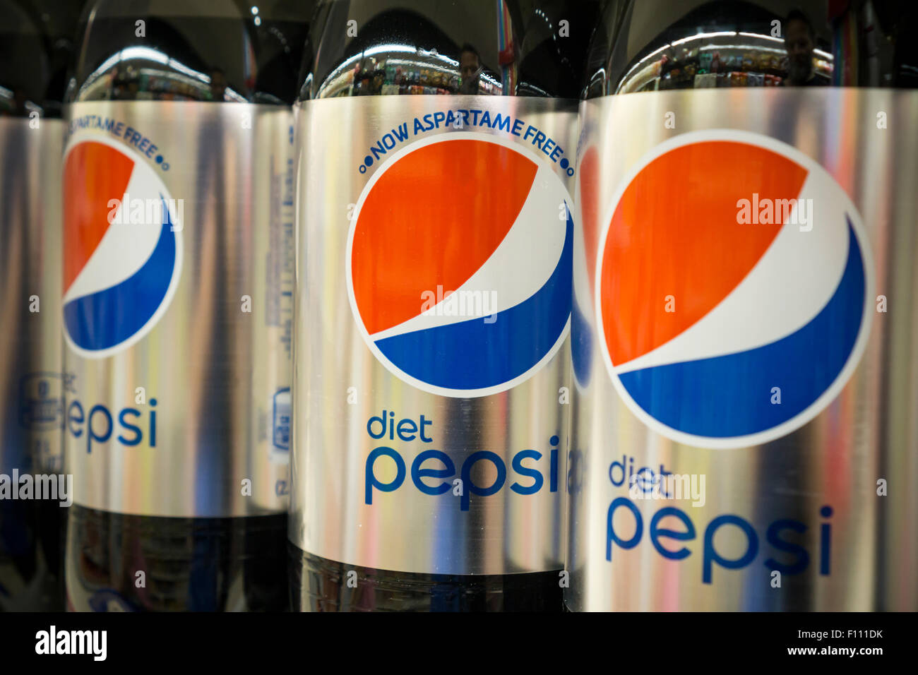 Flaschen von Aspartam free Diet Pepsi mit Flaschen noch mit Süßstoff auf  einem Supermarktregal in New York auf Montag, 17. August 2015. PepsiCo  bekannt gegeben, dass es mit Ace-K (Acesulfam-Kalium) und Sucralose