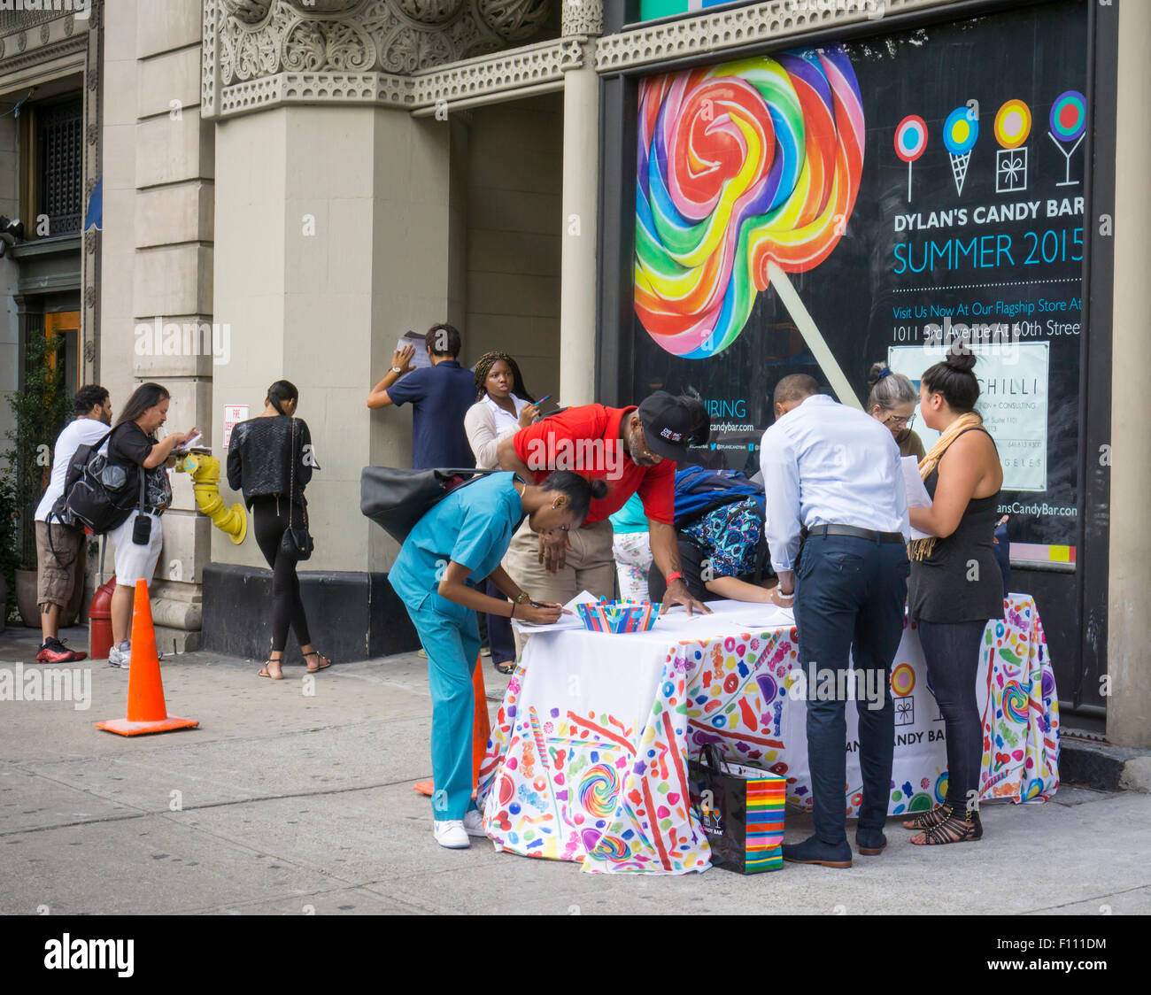 Potentielle Mitarbeiter für Dylan's Candy Bar' s Union Square Store füllen Sie Anwendungen vor dem bald eröffnet Store in New York auf Donnerstag, 20. August 2015. Dylan's Candy Bar verkauft von Dylan Lauren gegründet, mehr als 7500 Konfekt, einschließlich ihrer eigenen private-Label und nostalgische Süßigkeiten in 11 Standorten und online. (© Richard B. Levine) Stockfoto