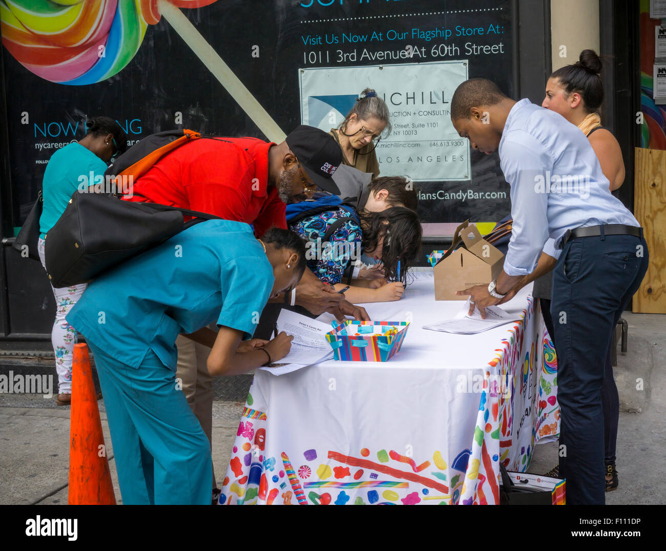 Potentielle Mitarbeiter für Dylan's Candy Bar' s Union Square Store füllen Sie Anwendungen vor dem bald eröffnet Store in New York auf Donnerstag, 20. August 2015. Dylan's Candy Bar verkauft von Dylan Lauren gegründet, mehr als 7500 Konfekt, einschließlich ihrer eigenen private-Label und nostalgische Süßigkeiten in 11 Standorten und online. (© Richard B. Levine) Stockfoto