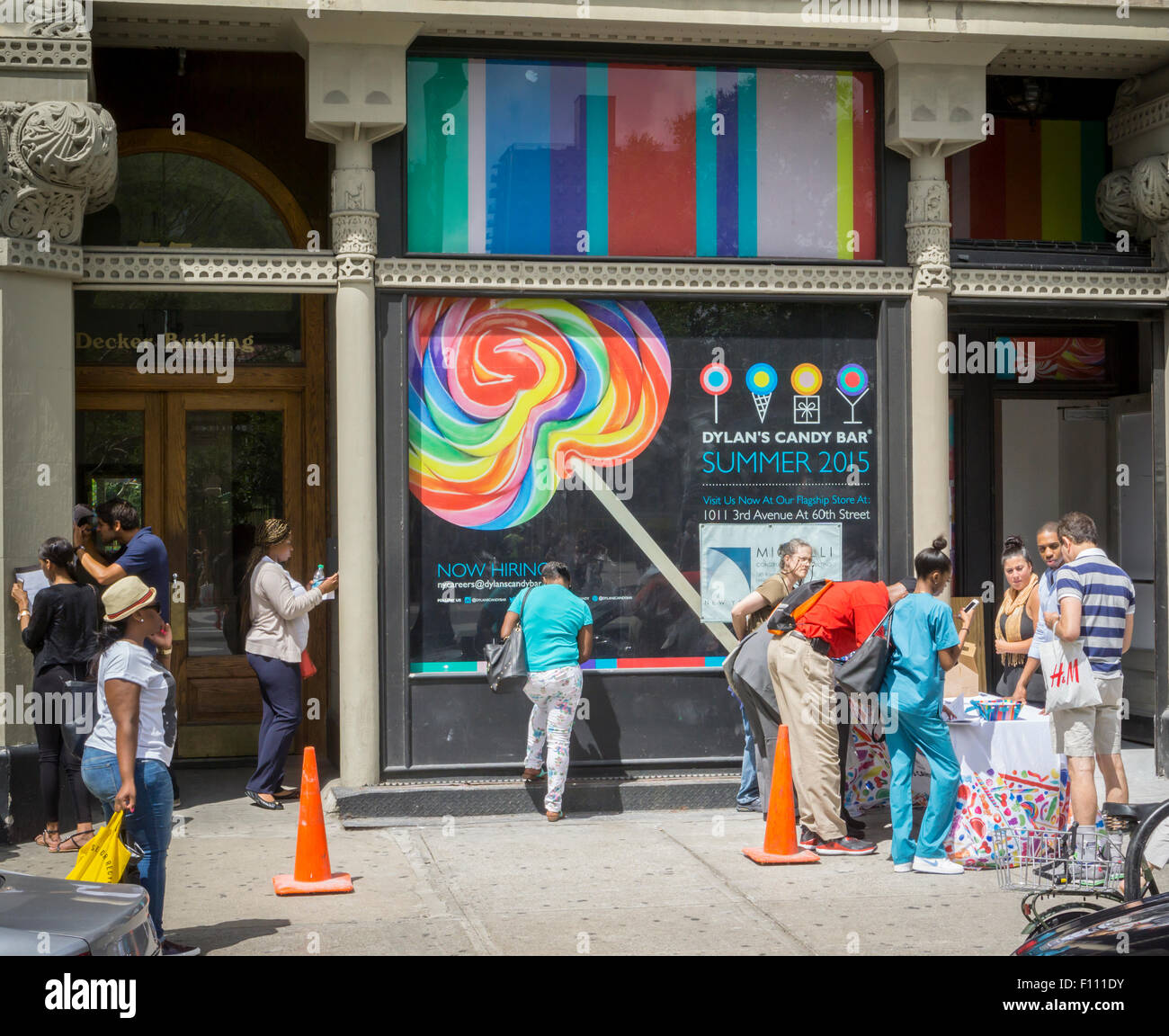 Potentielle Mitarbeiter für Dylan's Candy Bar' s Union Square Store füllen Sie Anwendungen vor dem bald eröffnet Store in New York auf Donnerstag, 20. August 2015. Dylan's Candy Bar verkauft von Dylan Lauren gegründet, mehr als 7500 Konfekt, einschließlich ihrer eigenen private-Label und nostalgische Süßigkeiten in 11 Standorten und online. (© Richard B. Levine) Stockfoto