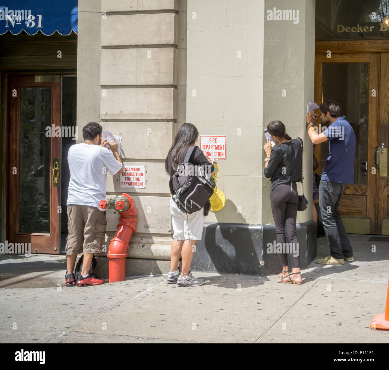 Potentielle Mitarbeiter für Dylan's Candy Bar' s Union Square Store füllen Sie Anwendungen vor dem bald eröffnet Store in New York auf Donnerstag, 20. August 2015. Dylan's Candy Bar verkauft von Dylan Lauren gegründet, mehr als 7500 Konfekt, einschließlich ihrer eigenen private-Label und nostalgische Süßigkeiten in 11 Standorten und online. (© Richard B. Levine) Stockfoto