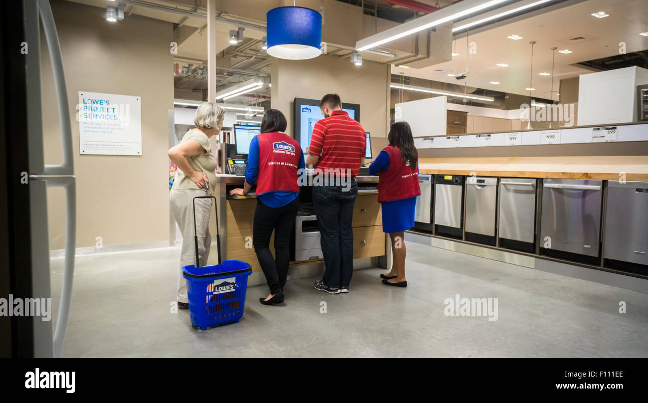 Vertriebsmitarbeiter unterstützen Kunden bei der Gebrauchsgüter-Abteilung in eine neue Lowe urban-orientierten Baumarkt in New York auf Dienstag, 18. August 2015. Lowe Cos angekündigt, dass zweite Quartal Wachstum und same-Store-Verkäufe Erwartungen der Analysten unter Berufung auf Wachstum in US-Gehäuse schlagen. Lowe ist der zweitgrößte Baumarktkette Home Depot. (© Richard B. Levine) Stockfoto