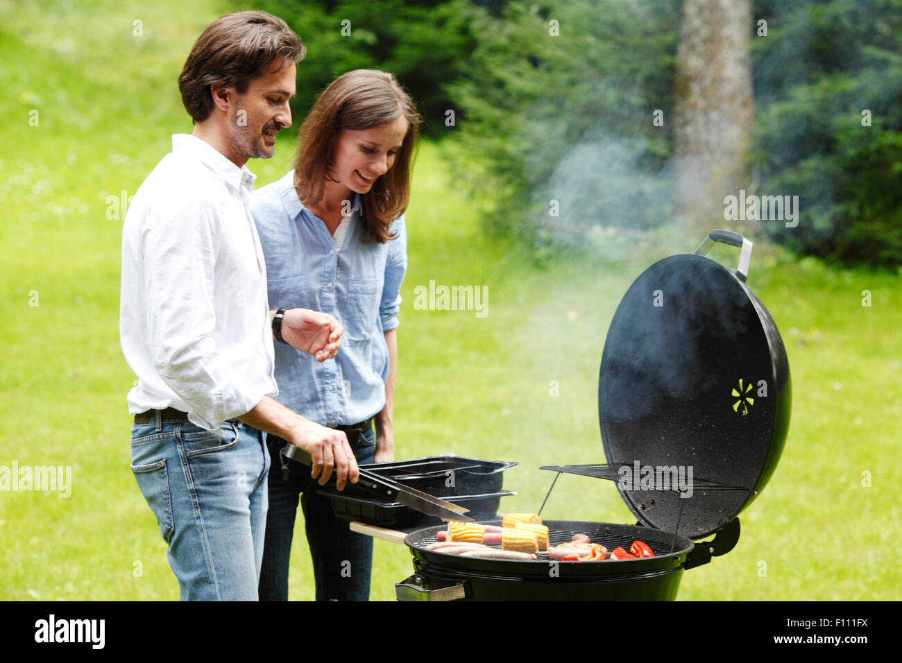 paar, Kochen im freien Stockfoto