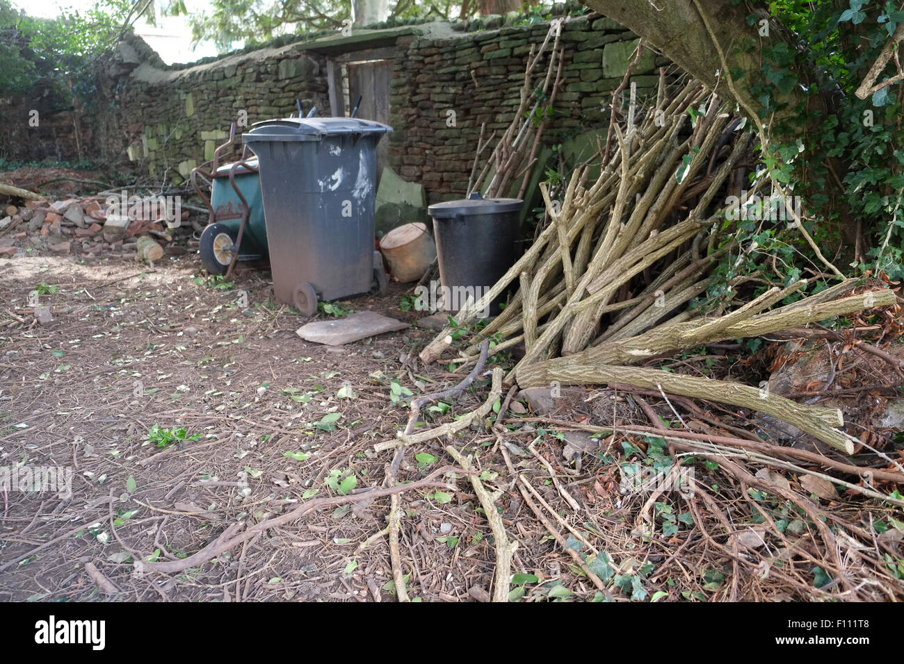 Der Gärtner Teil der Kirche Garten hinter den Kulissen. Stockfoto