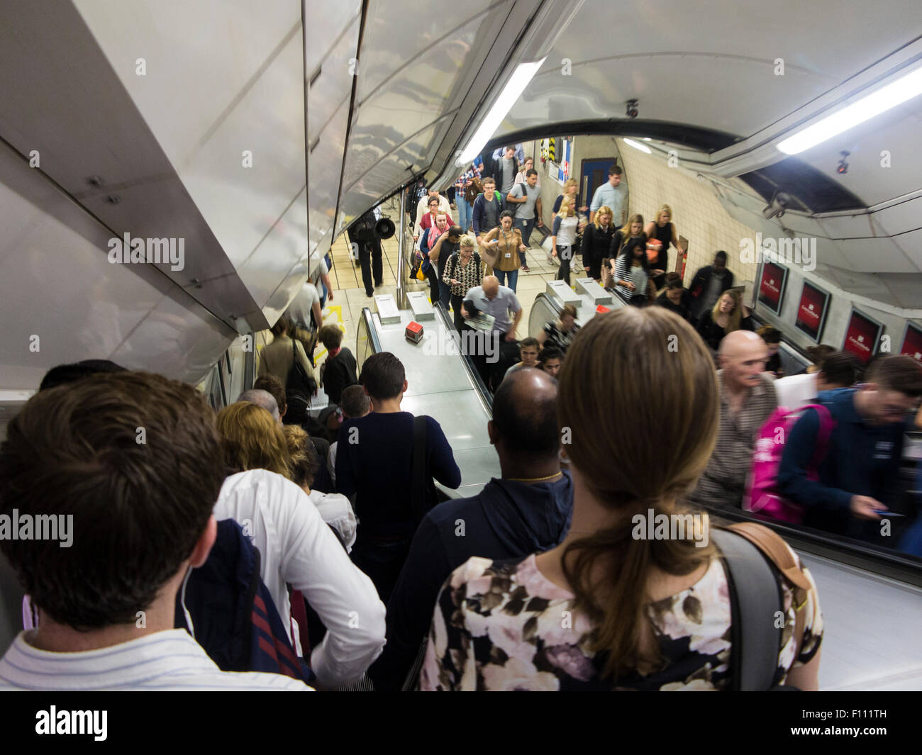 Eine überfüllte u-Bahn Rolltreppe an Victoria Station unterirdisch, London Stockfoto