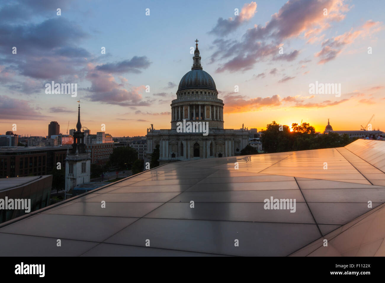 Der Blick auf St. Pauls Cathedral aus eine neue Änderung London, England, Vereinigtes Königreich Stockfoto