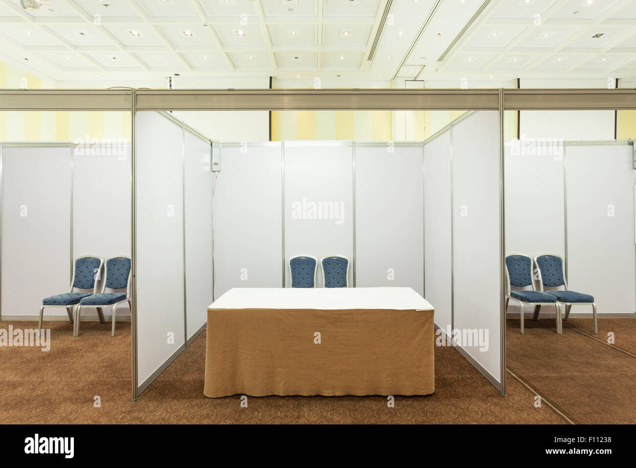 Stand mit Beleuchtung im Inneren des Handels zeigen Pavillon Stockfoto