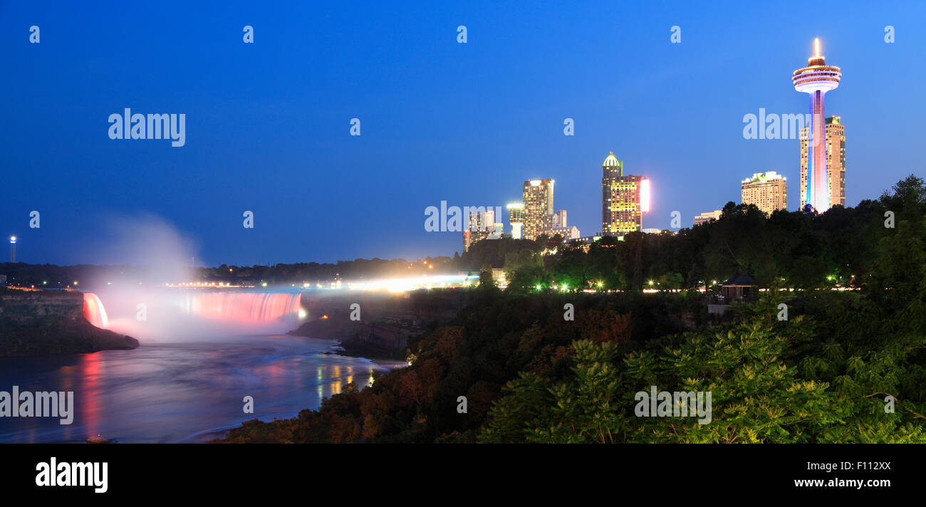 Niagarafälle-Skyline in der Abenddämmerung, Ontario, Kanada Stockfoto